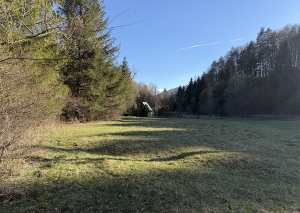 NA PREDAJ! Rekreačný pozemok pri potoku v obci Valaská Belá