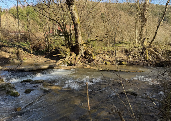 NA PREDAJ! Rekreačný pozemok pri potoku v obci Valaská Belá