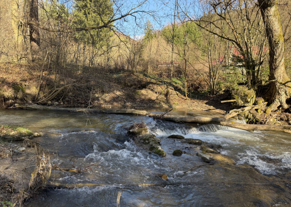 NA PREDAJ! Rekreačný pozemok pri potoku v obci Valaská Belá