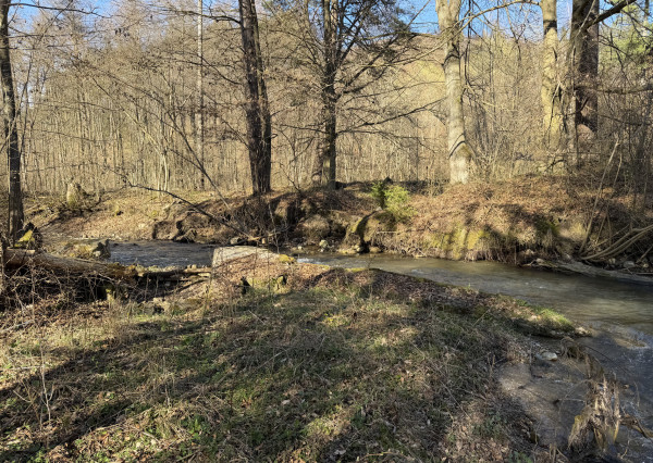 NA PREDAJ! Rekreačný pozemok pri potoku v obci Valaská Belá