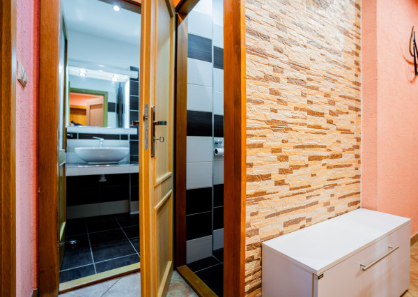 IBA U NÁS! Na predaj pekný 3i byt po rekonštr.TN-Sihoť, 65m2