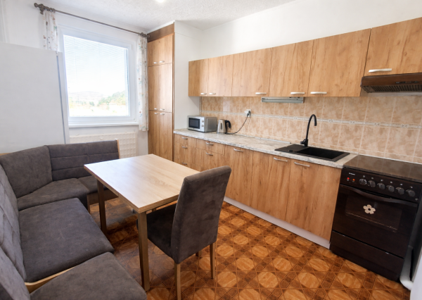 IBA U NÁS! Na prenájom 3-izbový byt ulica SNP, PB