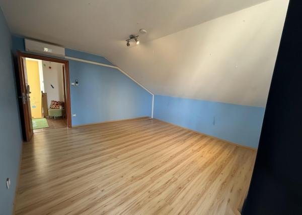 IBA U NÁS! Na predaj priestranná budova pre sídlo firmy, škôlku  či showroom v Ružinove-Mokrý Záhon