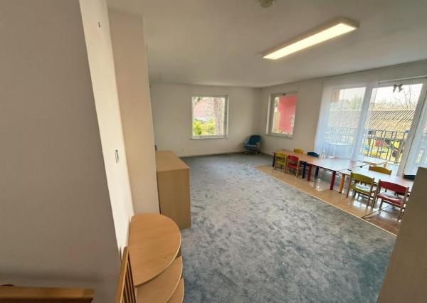 IBA U NÁS! Na predaj priestranná budova pre sídlo firmy, škôlku  či showroom v Ružinove-Mokrý Záhon