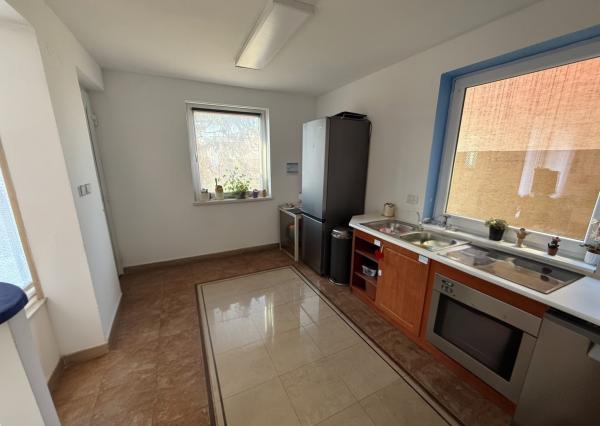 IBA U NÁS! Na predaj priestranná budova pre sídlo firmy, škôlku  či showroom v Ružinove-Mokrý Záhon