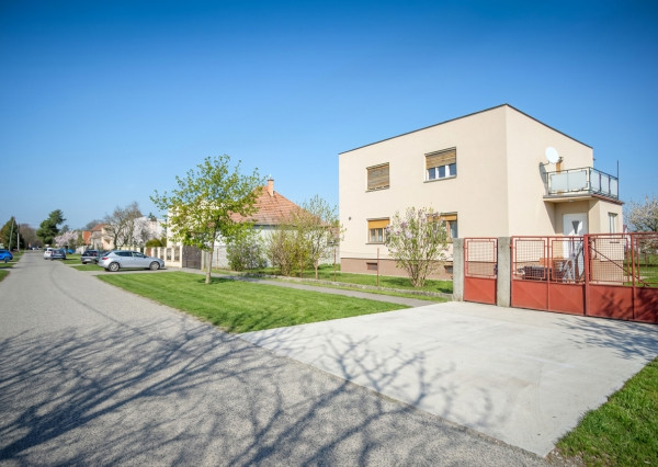 IBA U NÁS! 7 izbový dom s veľkým pozemkom v pôvodnej časti Miloslavova