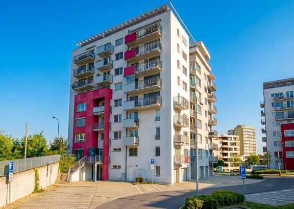 IBA U NÁS! 2 izbový byt  71m² + 2 balkóny + parkovacie stáie
