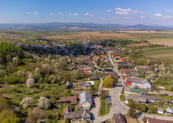 IBA U NÁS! Na predaj stavebný pozemok - 3225m² Varhaňovce