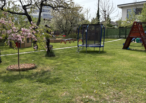 IBA U NÁS! NA PREDAJ PRIESTRANNÝ 6-IZBOVÝ RODINNÝ DOM S VEĽKÝM POZEMKOM A INVESTIČNÝM POTENCIÁLOM – BRATISLAVA, MOKRÁŇ ZÁHON (RUŽINOV)