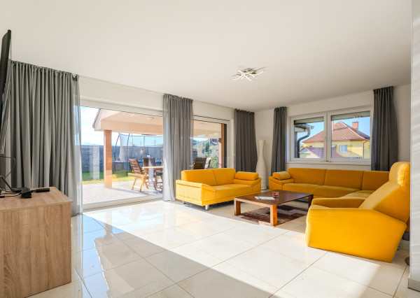 IBA U NÁS! Na predaj 5i priestranný dom, Zamarovce, okres TN