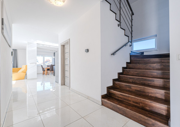 IBA U NÁS! Na predaj 5i priestranný dom, Zamarovce, okres TN