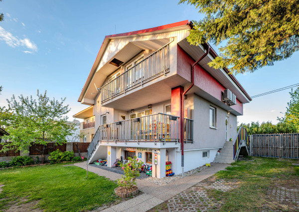 IBA U NÁS! NA PREDAJ PRIESTRANNÝ 6-IZBOVÝ RODINNÝ DOM S VEĽKÝM POZEMKOM A INVESTIČNÝM POTENCIÁLOM – BRATISLAVA, MOKRÁŇ ZÁHON (RUŽINOV)