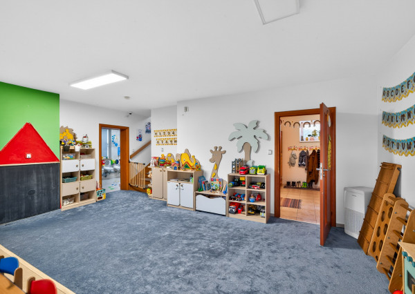 IBA U NÁS! NA PREDAJ PRIESTRANNÝ 6-IZBOVÝ RODINNÝ DOM S VEĽKÝM POZEMKOM A INVESTIČNÝM POTENCIÁLOM – BRATISLAVA, MOKRÁŇ ZÁHON (RUŽINOV)