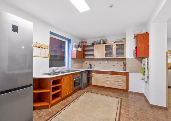 IBA U NÁS! NA PREDAJ PRIESTRANNÝ 6-IZBOVÝ RODINNÝ DOM S VEĽKÝM POZEMKOM A INVESTIČNÝM POTENCIÁLOM – BRATISLAVA, MOKRÁŇ ZÁHON (RUŽINOV)