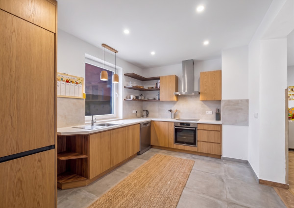 IBA U NÁS! NA PREDAJ PRIESTRANNÝ 6-IZBOVÝ RODINNÝ DOM S VEĽKÝM POZEMKOM A INVESTIČNÝM POTENCIÁLOM – BRATISLAVA, MOKRÁŇ ZÁHON (RUŽINOV)