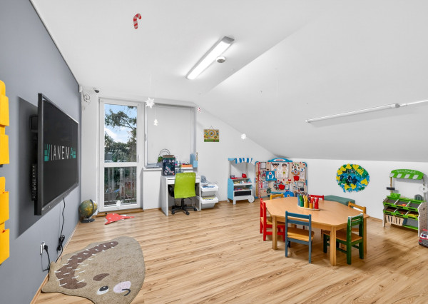 IBA U NÁS! NA PREDAJ PRIESTRANNÝ 6-IZBOVÝ RODINNÝ DOM S VEĽKÝM POZEMKOM A INVESTIČNÝM POTENCIÁLOM – BRATISLAVA, MOKRÁŇ ZÁHON (RUŽINOV)