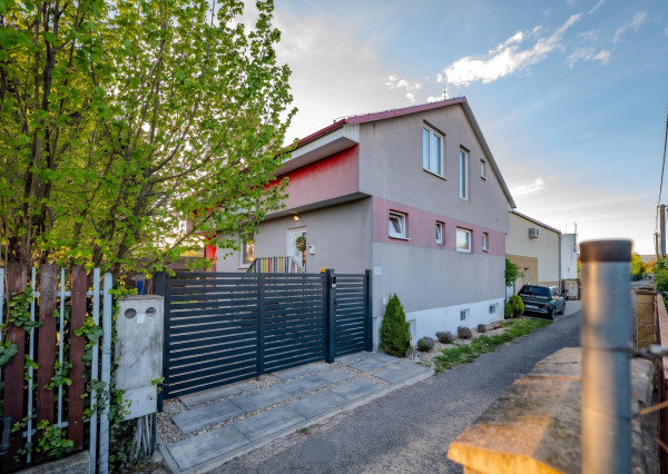 IBA U NÁS! NA PREDAJ PRIESTRANNÝ 6-IZBOVÝ RODINNÝ DOM S VEĽKÝM POZEMKOM A INVESTIČNÝM POTENCIÁLOM – BRATISLAVA, MOKRÁŇ ZÁHON (RUŽINOV)