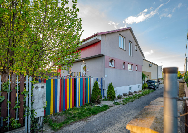 IBA U NÁS! NA PREDAJ PRIESTRANNÝ 6-IZBOVÝ RODINNÝ DOM S VEĽKÝM POZEMKOM A INVESTIČNÝM POTENCIÁLOM – BRATISLAVA, MOKRÁŇ ZÁHON (RUŽINOV)