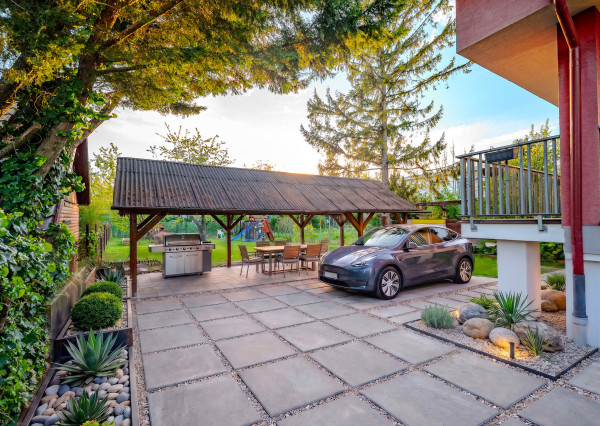 IBA U NÁS! NA PREDAJ PRIESTRANNÝ 6-IZBOVÝ RODINNÝ DOM S VEĽKÝM POZEMKOM A INVESTIČNÝM POTENCIÁLOM – BRATISLAVA, MOKRÁŇ ZÁHON (RUŽINOV)