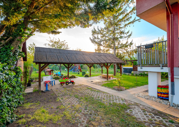 IBA U NÁS! NA PREDAJ PRIESTRANNÝ 6-IZBOVÝ RODINNÝ DOM S VEĽKÝM POZEMKOM A INVESTIČNÝM POTENCIÁLOM – BRATISLAVA, MOKRÁŇ ZÁHON (RUŽINOV)