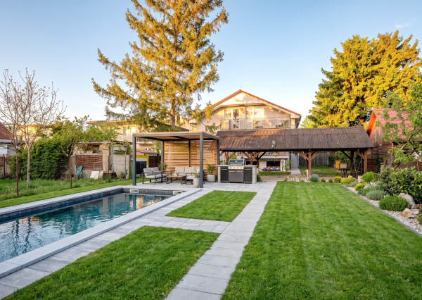 IBA U NÁS! NA PREDAJ PRIESTRANNÝ 6-IZBOVÝ RODINNÝ DOM S VEĽKÝM POZEMKOM A INVESTIČNÝM POTENCIÁLOM – BRATISLAVA, MOKRÁŇ ZÁHON (RUŽINOV)