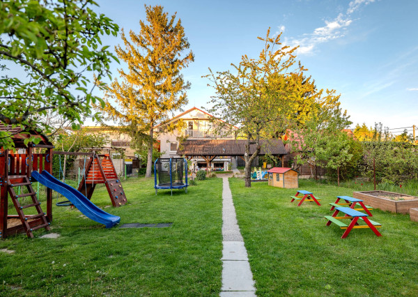 IBA U NÁS! NA PREDAJ PRIESTRANNÝ 6-IZBOVÝ RODINNÝ DOM S VEĽKÝM POZEMKOM A INVESTIČNÝM POTENCIÁLOM – BRATISLAVA, MOKRÁŇ ZÁHON (RUŽINOV)