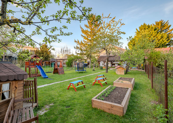 IBA U NÁS! NA PREDAJ PRIESTRANNÝ 6-IZBOVÝ RODINNÝ DOM S VEĽKÝM POZEMKOM A INVESTIČNÝM POTENCIÁLOM – BRATISLAVA, MOKRÁŇ ZÁHON (RUŽINOV)