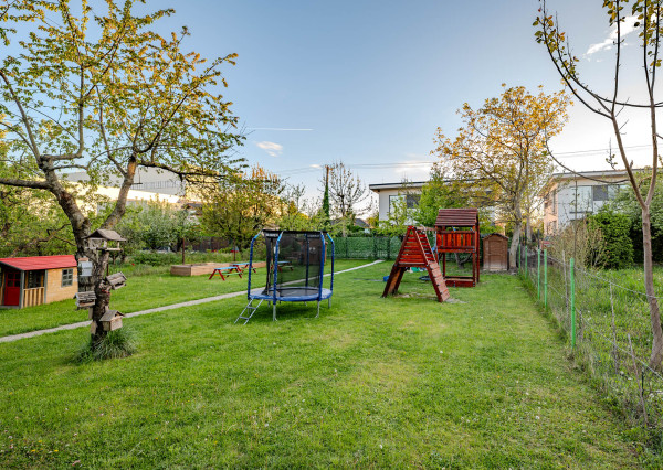 IBA U NÁS! NA PREDAJ PRIESTRANNÝ 6-IZBOVÝ RODINNÝ DOM S VEĽKÝM POZEMKOM A INVESTIČNÝM POTENCIÁLOM – BRATISLAVA, MOKRÁŇ ZÁHON (RUŽINOV)