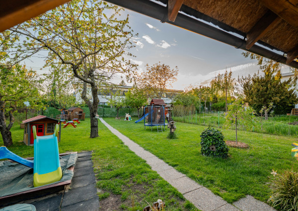 IBA U NÁS! NA PREDAJ PRIESTRANNÝ 6-IZBOVÝ RODINNÝ DOM S VEĽKÝM POZEMKOM A INVESTIČNÝM POTENCIÁLOM – BRATISLAVA, MOKRÁŇ ZÁHON (RUŽINOV)