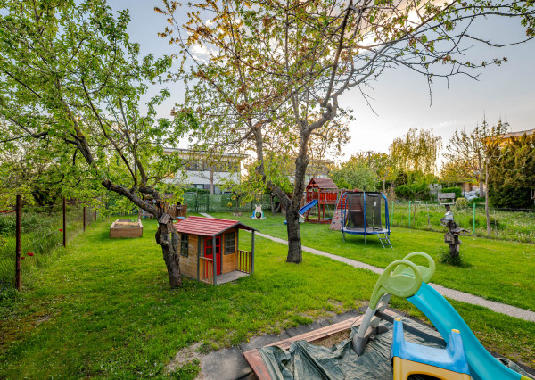 IBA U NÁS! NA PREDAJ PRIESTRANNÝ 6-IZBOVÝ RODINNÝ DOM S VEĽKÝM POZEMKOM A INVESTIČNÝM POTENCIÁLOM – BRATISLAVA, MOKRÁŇ ZÁHON (RUŽINOV)