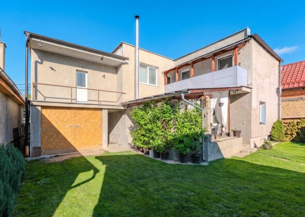 IBA U NÁS! Na predaj 5-izbové sídlo 243 m2, v Kálnici 938m2