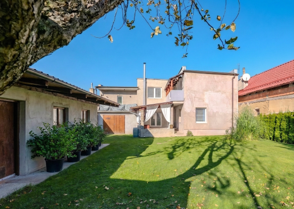 IBA U NÁS! Na predaj 5-izbové sídlo 243 m2, v Kálnici 938m2