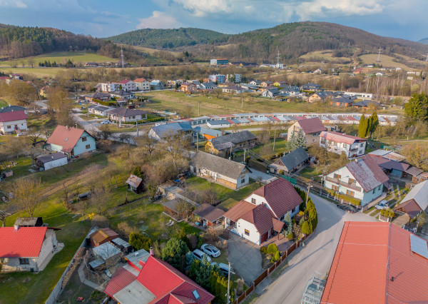 IBA U NÁS! Rodinný dom s krásnou záhradou - Lednické Rovne