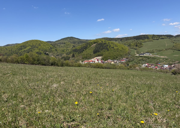 IBA U NÁS! Väčší pozemok s výhľadom nad obcou Zubák,o.Púchov