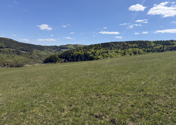 IBA U NÁS! Väčší pozemok s výhľadom nad obcou Zubák,o.Púchov