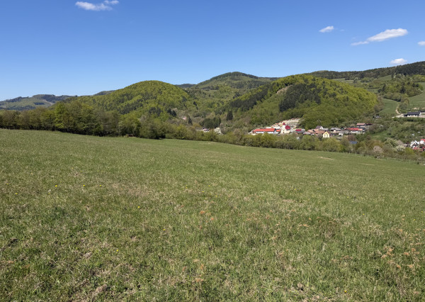 IBA U NÁS! Väčší pozemok s výhľadom nad obcou Zubák,o.Púchov