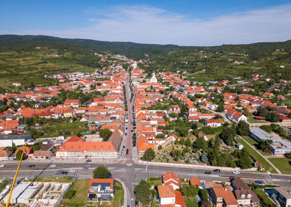 IBA U NÁS: Na predaj rodinný dom Svätý Jur – záhrada, garáž, pivnica