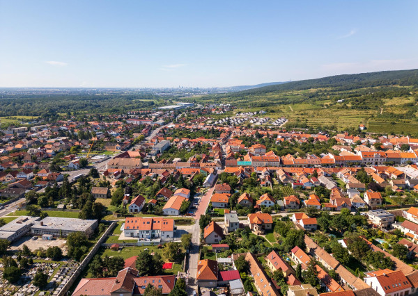 IBA U NÁS: Na predaj rodinný dom Svätý Jur – záhrada, garáž, pivnica