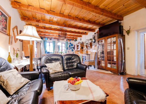 IBA U NÁS! Na predaj 7-izbový investičný dom, 338 m2, Podhájska