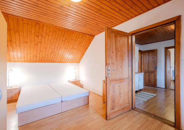 IBA U NÁS! Na predaj 7-izbový investičný dom, 338 m2, Podhájska