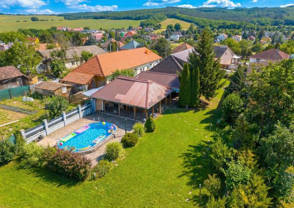 IBA U NÁS! Na predaj 7-izbový investičný dom, 338 m2, Podhájska