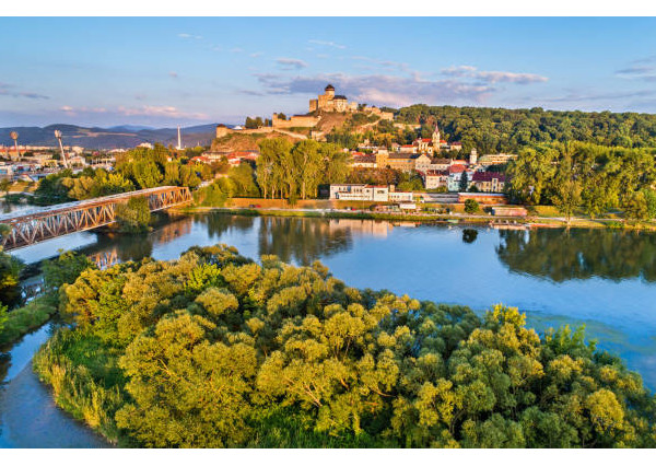 PRIPRAVUJEME! Rodinná vila s bazénom, 6 izieb, Zamarovce, TN