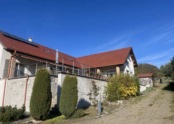 PRIPRAVUJEME!Rodinné 6i sídlo s 18.000m2 pozemkom, Nová Baňa