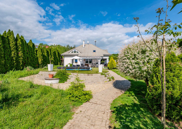 IBA U NÁS! Rodinná vila s bazénom, 6 izieb, Zamarovce, TN