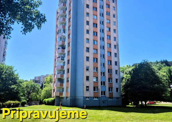 IBA U NÁS! Pekný 3-izbový byt s krásnymi výhľadmi v TOP lokalite Dúbravky