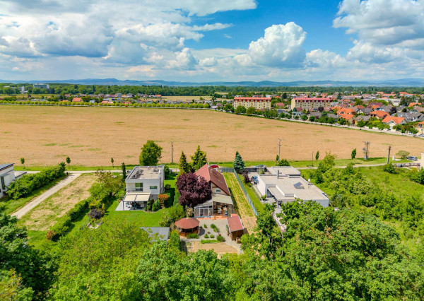 IBA U NÁS! Výnimočný dom pod lesom, 250 m2, Moravany n. V.