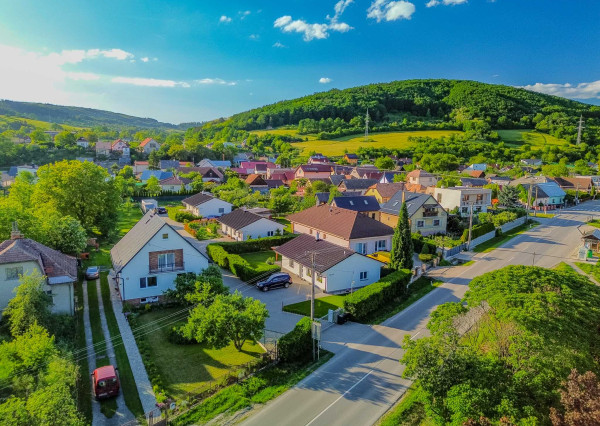 IBA U NÁS! Novostavba 4-iz. bungalovu v Lednických Rovniach