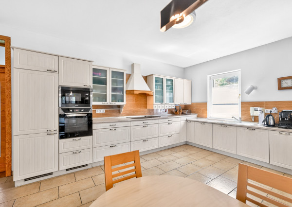 IBA U NÁS!Rodinný 6i dom-sídlo, 9008m2 pozemok, Nová Baňa