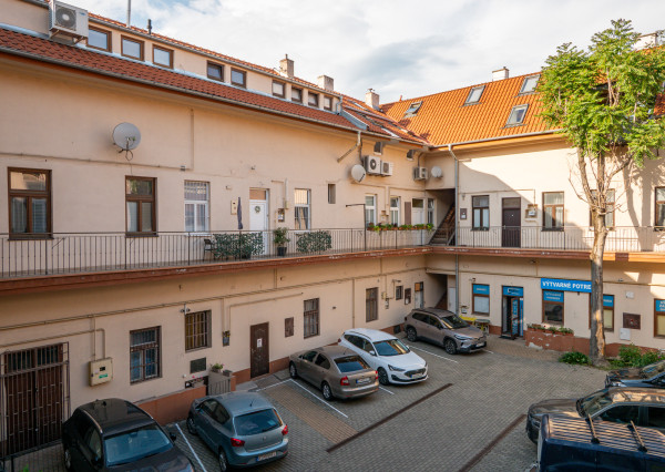 IBA U NÁS! Výnimočný 150 m² byt s parkovaním v centre KE