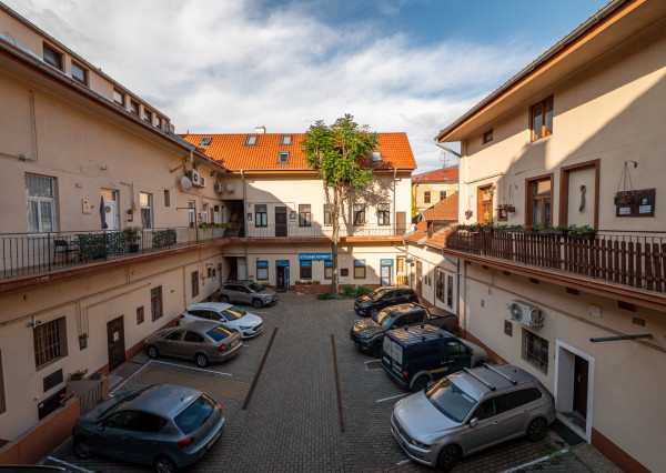 IBA U NÁS! Výnimočný 150 m² byt s parkovaním v centre KE